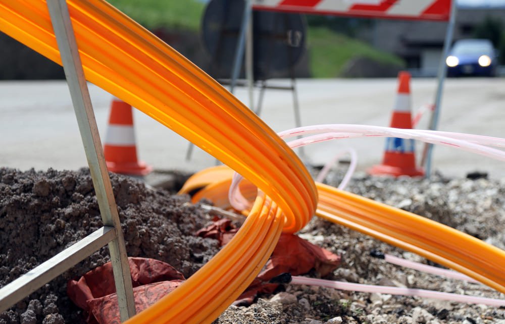 Road excavation for the laying of optical fibre for very high-speed internet.